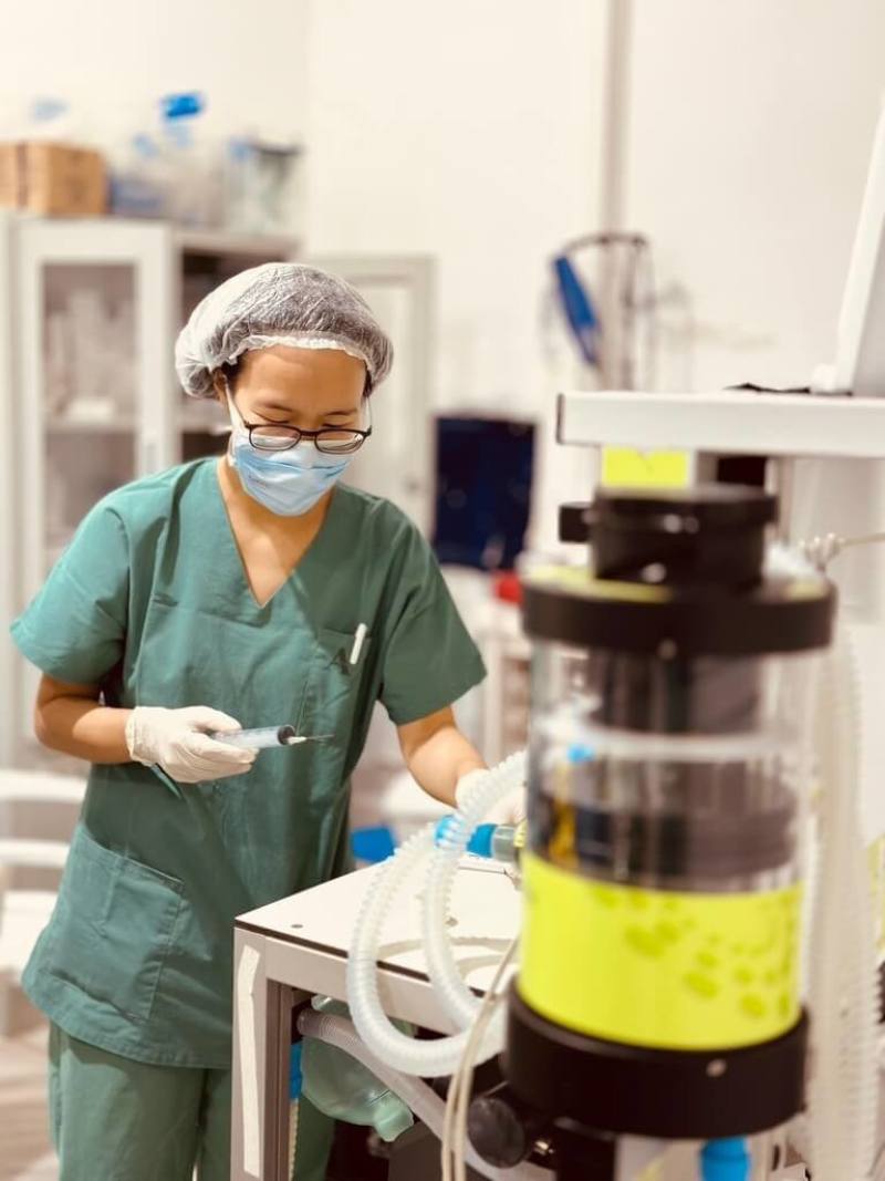 林口長庚麻醉科醫師林昇誼（圖）在蘇丹塔維拉的開刀房，常忙到晚間8、9時才離開，當地已是休息時間，而她剛從手術高壓狀態退出。（林昇誼提供）