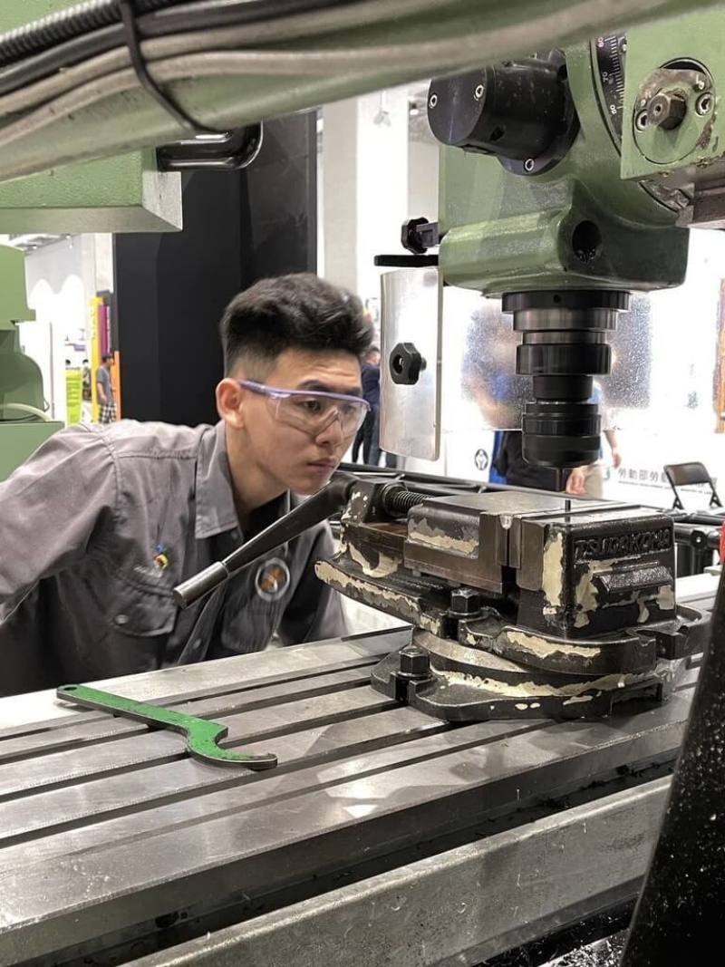 技專校院招生專業化總辦公室11日發布新聞稿，介紹最新一期的技職亮點人物。勤益科技大學機械系二年級學生黃信詒（圖）是技能競賽金牌選手，藉由勞動部、學校產學合作安排，早早進入大立光電累積實務經驗。（技專校院招生專業化總辦公室提供）