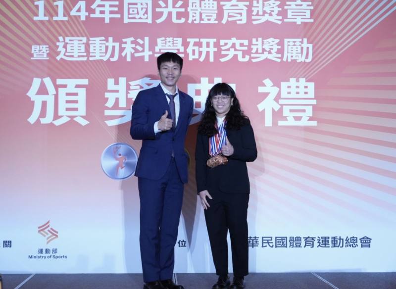 運動部李洋部長與舉重選手陳冠伶合影