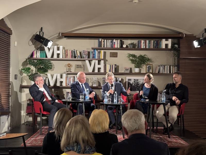 捷克紀錄片「我是台灣人」（Jsem Tchajwanec）9日在布拉格放映。在映後座談會上，捷克參議長維特齊（Miloš Vystrčil，中）強調，捷克自1989年獲得生活在自由世界的機會，因此絕不能背離自由民主價值。