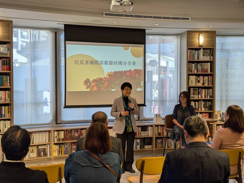 詩人張芳慈（後右）10日在台中中央書局，舉辦「厄瓜多國際詩歌節返國客家文學發表」分享會，客家委員會主委古秀妃（後左）等人出席
