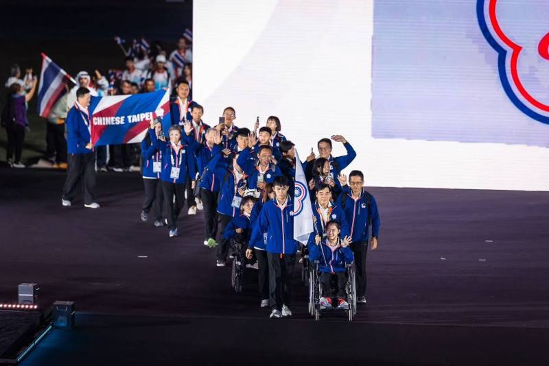 我國代表團由2024巴黎帕拉林匹克運動會桌球C11級銀牌陳柏諺及2024世界能力青年運動會田徑T71級金牌姚宥米擔任掌旗官率領進場