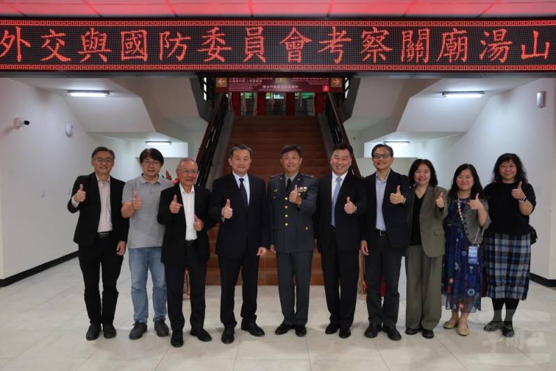 立法院外交及國防委員會召集委員王定宇一行合影。（軍聞社記者林澤廷攝）