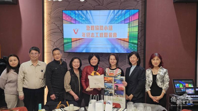 僑務委員會參事賴麗瑩致贈僑委會製作的2026年「僑見寶島臺灣」月曆