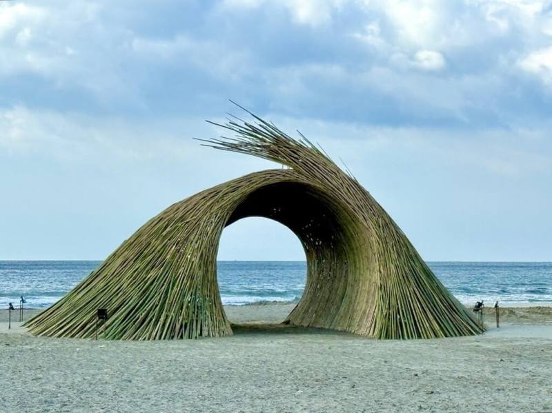 2025落山風藝術季將於20日登場，屏東縣政府邀請國內外16組藝術團隊打造地景裝置，邀請民眾感受落山風與藝術交織的魅力。（屏東縣政府提供）