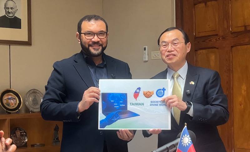 駐教廷大使賀忠義（右）10日代表政府援贈天主教聖言會購置電腦提供非洲5國天主教學校，聖言會總會長里貝羅（左）代表接受。