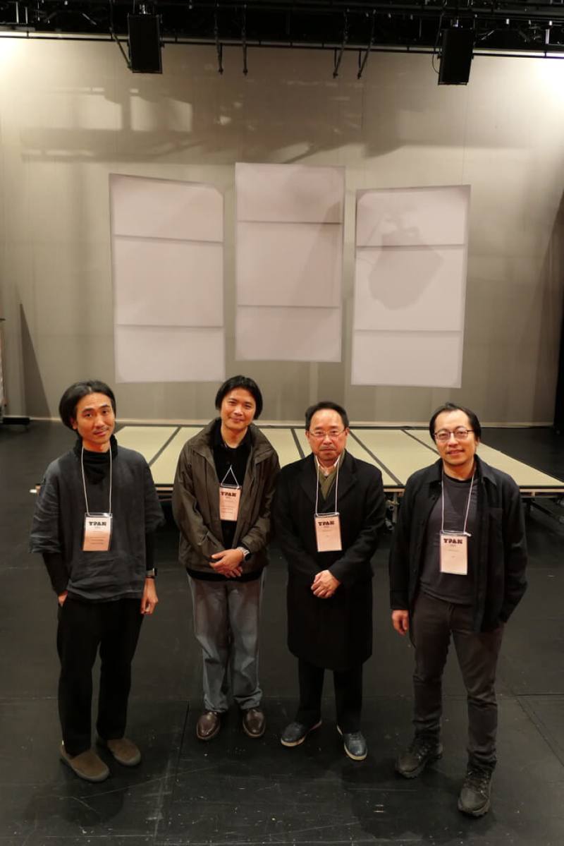 台灣藝術家許家維（右1）、張碩尹（左2）、鄭先喻（左1）共同創作的兩件影像作品「等晶播種」與「浪濤之下亦有皇都」，於本屆「橫濱國際表演藝術會」（YPAM） Showcase」單元展演。3人與駐日台灣文化中心主任曾鈐龍（右2）在展場合影。（文化部駐日台灣文化中心提供）