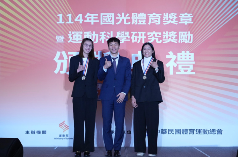 運動部李洋部長與拳擊選手黃筱雯（左）、陳念琴（右）合影