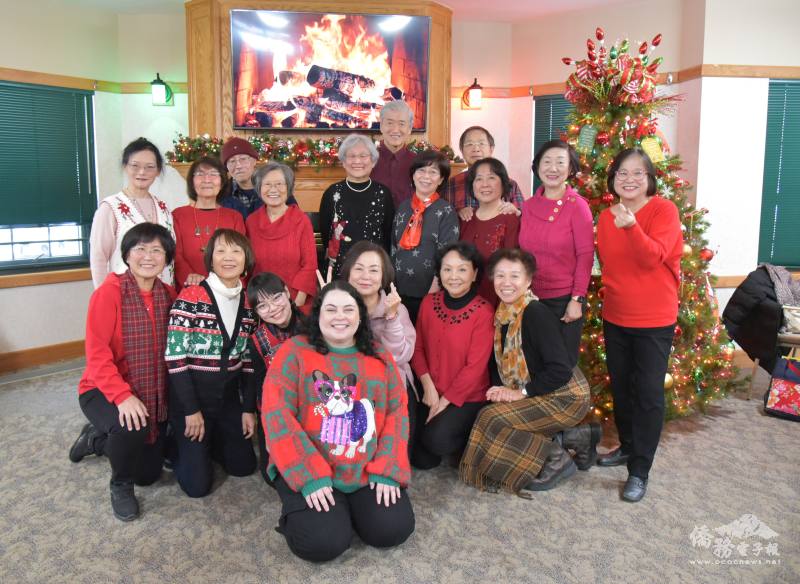 瑞柏合唱團與Tabor Hills社區媒體主任Gabriella Dipillo-Morrow合影留念