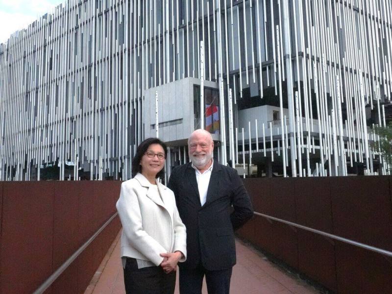 西班牙哈恩．內夫肯基金會發起「歐亞動態影像委製計畫」，新北市美術館為受邀合作館所之一，新美館長賴香伶（左）與基金會創辦人哈恩．內夫肯（Han Nefkens）（右）在新美館外合照留念。（新北市美術館提供）