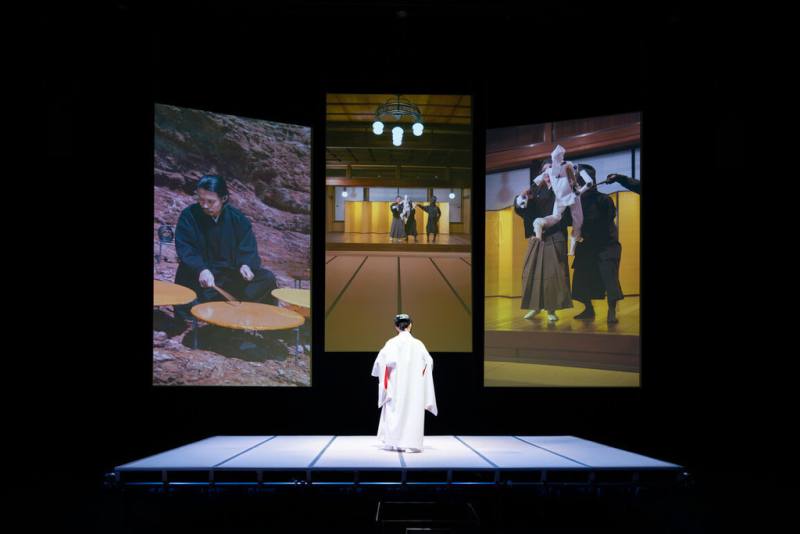 台灣藝術家許家維、張碩尹、鄭先喻共同創作的兩件影像作品「等晶播種」與「浪濤之下亦有皇都」，於本屆「橫濱國際表演藝術會」（YPAM）Showcase單元展演。「浪濤之下亦有皇都」為四頻道錄像、虛擬現實表演，約40分鐘。（山口媒體藝術中心提供）