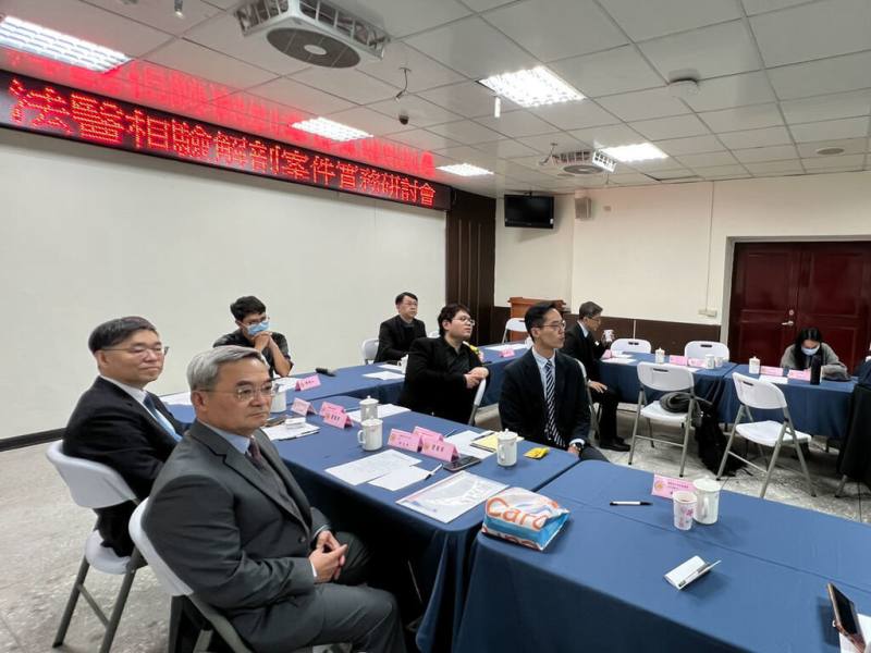 為精進馬祖地區相驗業務，連江地方檢察署推動「司法相驗精進計畫」，10日並舉辦「法醫相驗與解剖案件實務研討會」，邀請法醫潘至信以社會重大矚目案件為例，解析法醫學如何判斷死亡原因與方式，幫助司法定紛止爭。（連江地方檢察署提供）