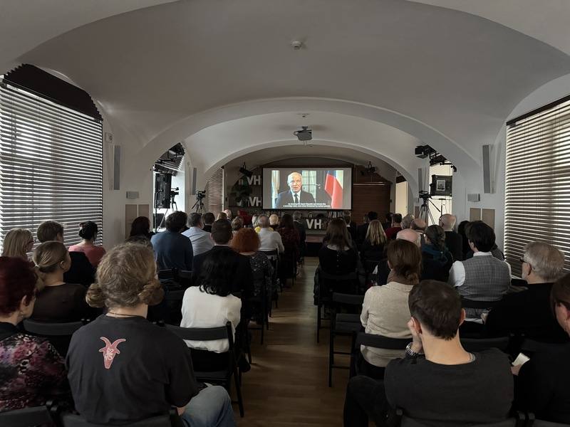 捷克紀錄片「我是台灣人」（Jsem Tchajwanec）9日在布拉格放映。這部片透過深入訪談多位捷克政治人物、商會成員、漢學家、記者等人物，呈現捷克參議長維特齊（Miloš Vystrčil）2020年「台灣行」背後承受的壓力，以及台灣複雜的地緣政治局勢。