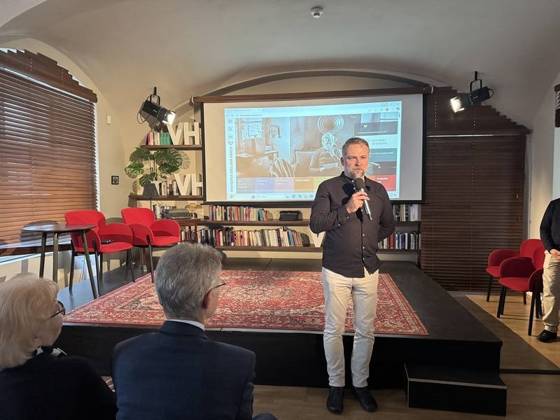 捷克紀錄片「我是台灣人」（Jsem Tchajwanec）由捷克導演斯斯瓦泰克（Dan Svátek）（圖）耗時5年拍攝，以捷克參議長維特齊（Miloš Vystrčil）2020年訪台為背景。當時維特齊在台灣立法院演講以中文說出「我是台灣人」，引起轟動，這部片也以此為名。