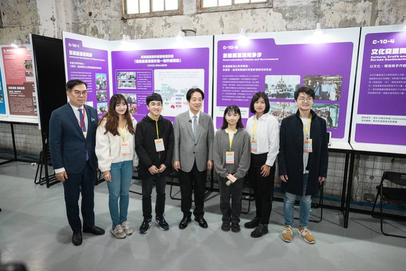 賴清德總統11日上午出席「青年百億海外圓夢基金計畫」成果展記者會