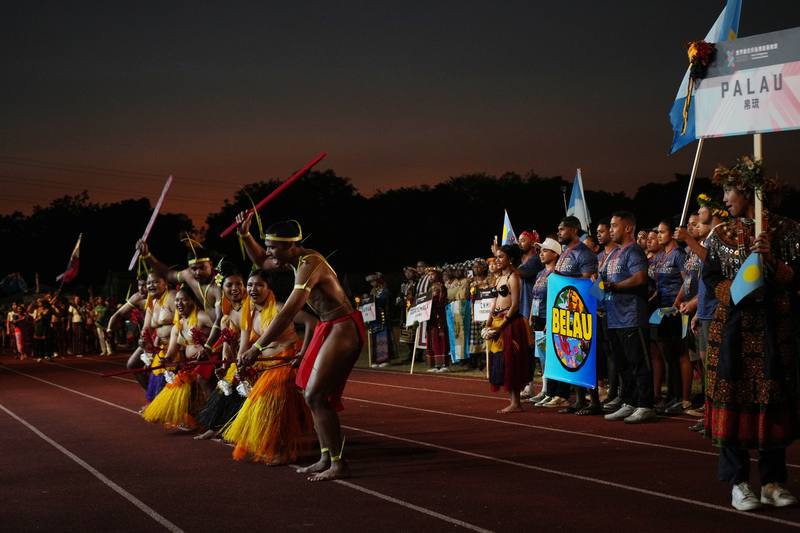 2025世界原住民族傳統運動會在屏東，也是台灣首次主辦國際級原住民族運動賽事，10國原住民跨海來台參賽，帛琉代表隊選手於開幕式進場時展現熱情活力。