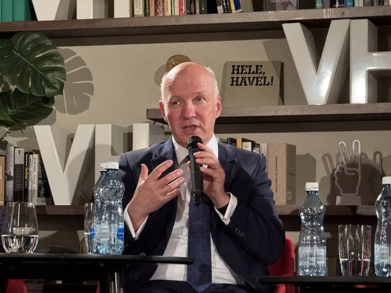 在紀錄片「我是台灣人」（Jsem Tchajwanec）映後座談會上，捷克參議員費雪（Pavel Fischer）表示，從這部紀錄片中能清楚感受到，在是否應以捷克長期利益為優先的決策過程中，許多相關人士往往承受巨大壓力。