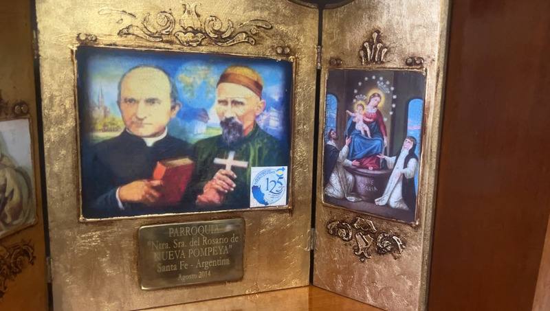 天主教聖言會的2位創辦人楊生（Arnold Janssen）（左）、福若瑟（Josef Freinademetz）（右）都已受封聖人，福若瑟19世紀末長期致力在中國傳福音，其畫像皆穿著中式傳統服裝。