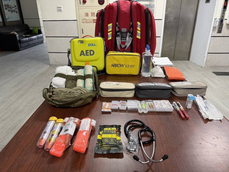 台東縣消防局和衛生局審核通過「野外救護包」，裡面有救命針、止血藥、止痛藥等，將來消防人員偏鄉和山區救難，可讓傷病患在漫長的下山途中，生命徵象更穩定。
