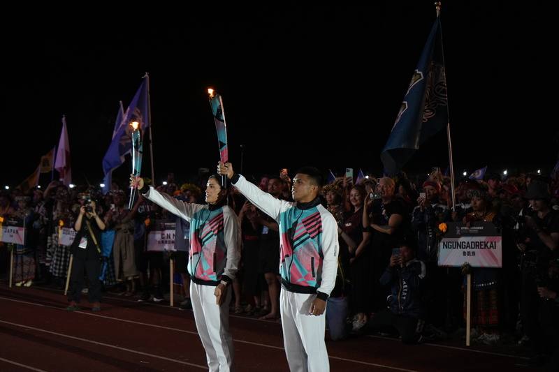 2025世界原住民族傳統運動會10日在屏東登場，最受矚目的聖火儀式請來亞運銀牌拳擊好手賴主恩（前右）、奧運銅牌拳擊女將陳念琴（前左）擔任跑手。