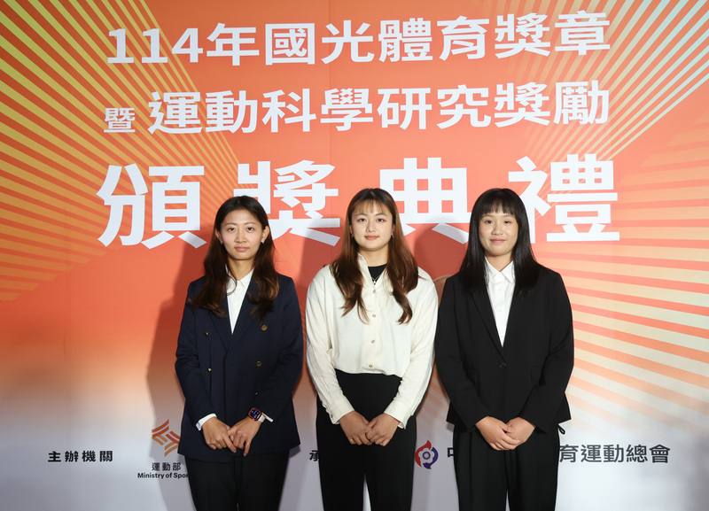 114年國光體育獎章暨運動科學研究獎勵頒獎典禮11日舉行，拿下今年世錦賽射箭女團金牌、世大運女團銀牌成員之一的李采璇（中）成為「獎金后」，感謝給力的隊友邱意晴（左）、許芯慈（右）