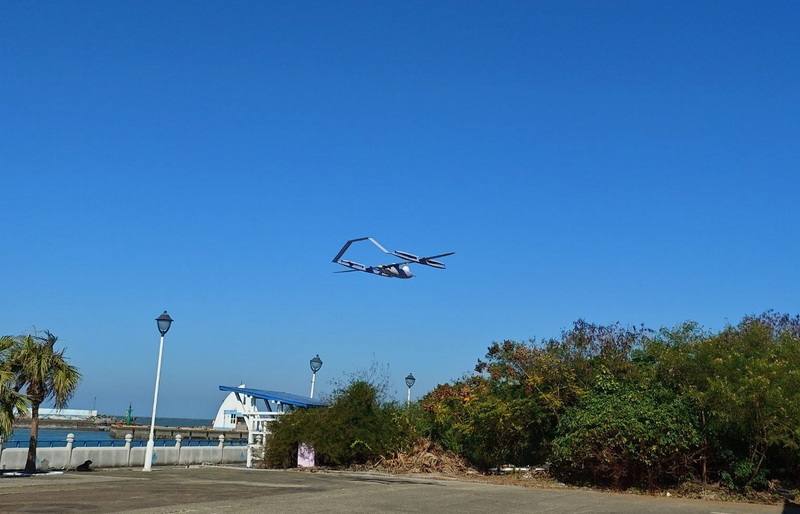 台灣彩光科技11日在嘉義縣布袋遊艇港展示美國長航程垂直起降無人機，可長時程情報、監視與偵察任務，不需跑道就可部署