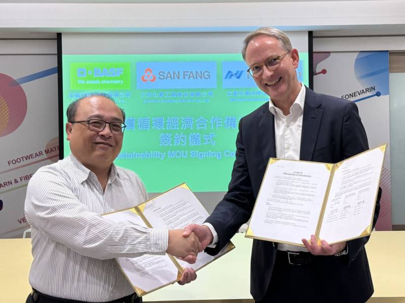 德國化工大廠巴斯夫特性材料業務部總裁雍萬霆（右）與三芳化學總經理暨立基先進材料總經理林至逸簽署「永續循環經濟合作備忘錄」，共同為鞋類產業開發永續解決方案。（巴斯夫提供）