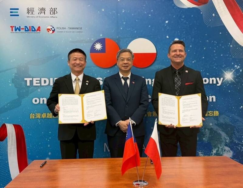 台灣卓越無人機海外商機聯盟（TEDIBOA）主席曹進平（左）與波蘭無人機協會（PISB）理事長芬塔克（Robert Fintak）（右）簽署合作意向書，推動更深度交流，由經濟部長龔明鑫（中）擔任見證人。（無人機聯盟提供）