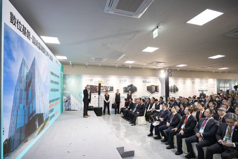 總統抵達後，首先觀賞「算力之南 臺灣AI新座標」影片，了解「國網雲端算力中心」特色