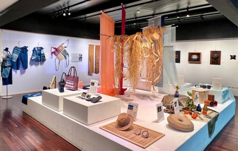 「福韻台灣」社區聚落工藝特展即日起至115年4月6日在宜蘭傳藝園區巧藝館展出，集結14個社區工藝成果，包含新竹新埔柿染、嘉義茶染、高雄寶來陶、彰化花壇磚藝等，呈現台灣社區工藝產業培力補助計畫、工藝聚落振興發展補助計畫近年推動具體成果。（國立台灣工藝研究發展中心提供）