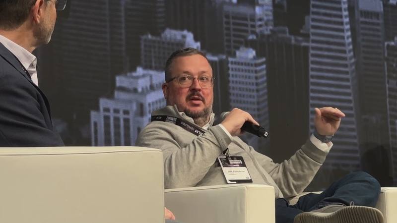 美國機器人公司RoboWorks管理總監皮特科（右）受邀在矽谷人形機器人高峰會演說