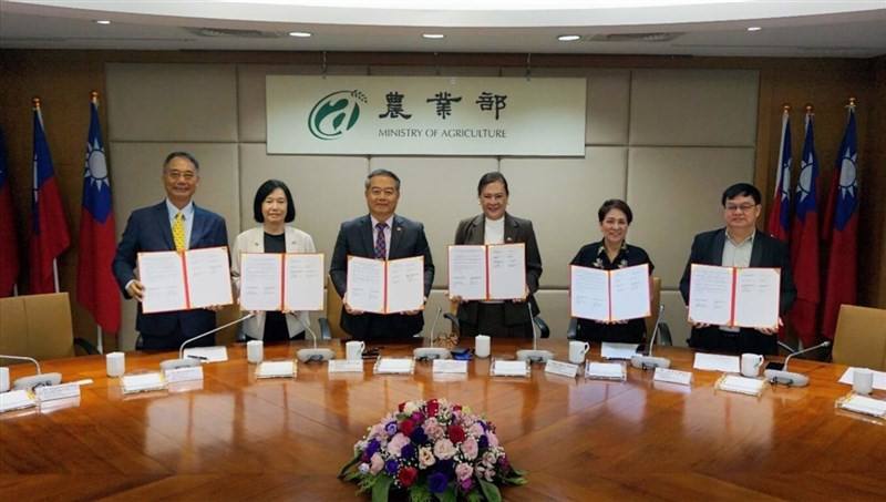 Wallace Chow (center left), Taiwan's representative to the Philippines, and Corazon A. Padiernos (center right), Chairperson of the Manila Economic and Cultural Office, pose for a photo among other officials on the signing of a livestock research MOU in T