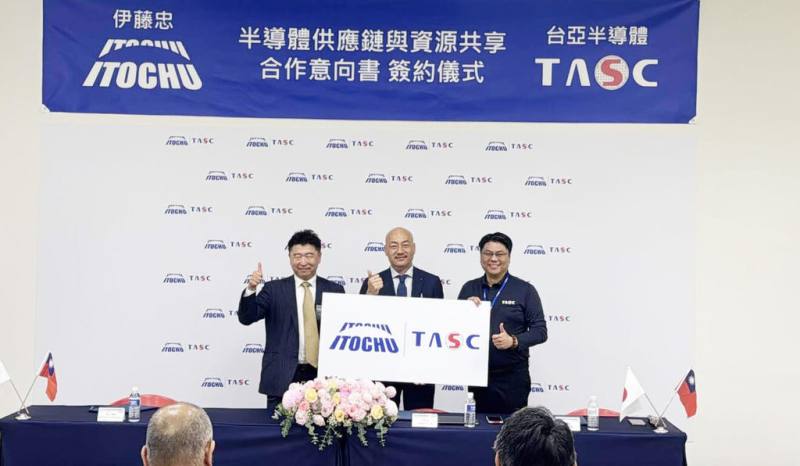 台亞半導體與台灣伊藤忠12日簽署合作意向書，將聯手在化合物半導體與非侵入式血糖監測技術等2大領域，推動台日供應鏈深化合作。台亞董事長李國光（右起）、伊藤忠東亞區總裁三村剛、台灣伊藤忠董事長暨總經理桐山寛史出席簽約儀式。（台亞集團提供）