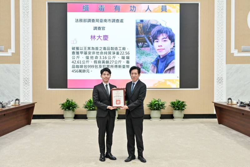 張秘書長於會前頒獎表揚「第13波安居緝毒專案及重大緝毒案件」有功人員