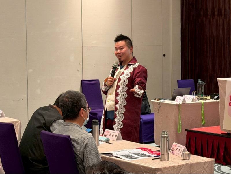 詹欽翔先生以「逆風也能啟航」為主題，以自身故事鼓勵校長們