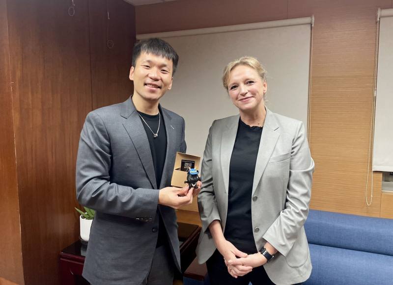 運動部李洋部長向瑞典駐臺代表任荷雅分享運動部願景並獲贈臺瑞友好吉祥物。