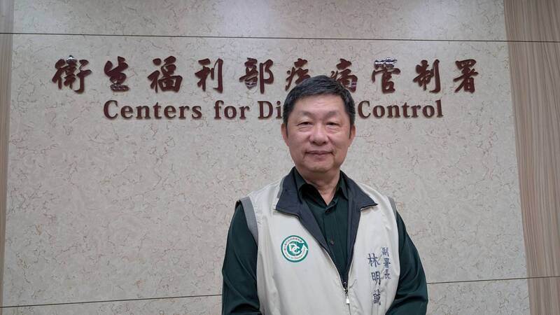 疾管署發言人林明誠12日表示，考量年末假日及農曆春節連假將至，將有國內外、南北人潮交流，115年1月1日至2月28日期間擴大COVID-19疫苗公費對象，年滿6個月以上民眾皆可施打