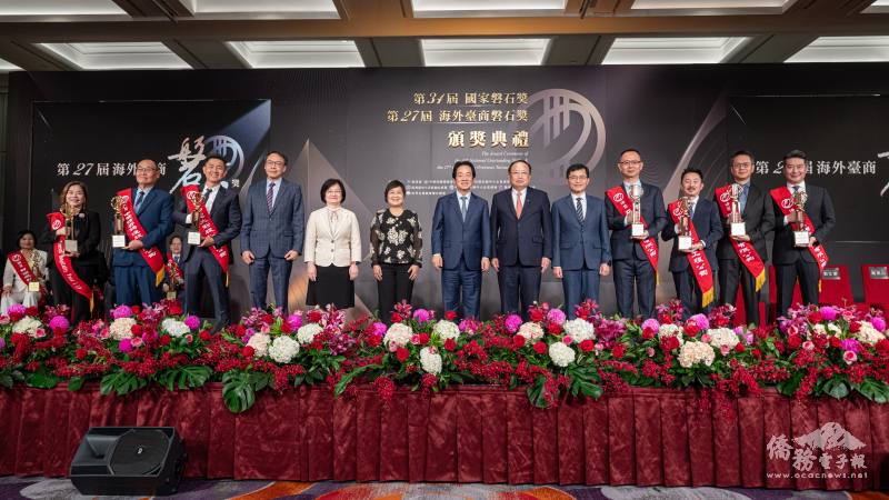 總統賴清德、經濟部政務次長何晉滄、僑委會委員長徐佳青、中小企總理事長李育家及世界臺灣商會聯合總會總會長熊強生與第27屆海外臺商磐石獎得主合照
