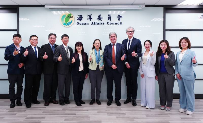 荷蘭在台辦事處浦樂施代表一行、黃向文副主委及海委會同仁合影