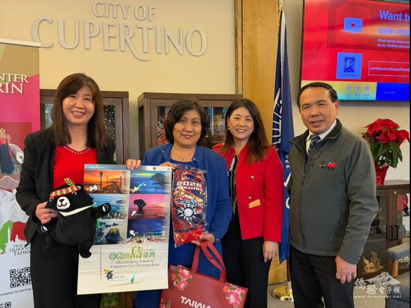 莊雅淑(左一)贈2026僑委會精美月曆，由趙良方(左二)代表接受