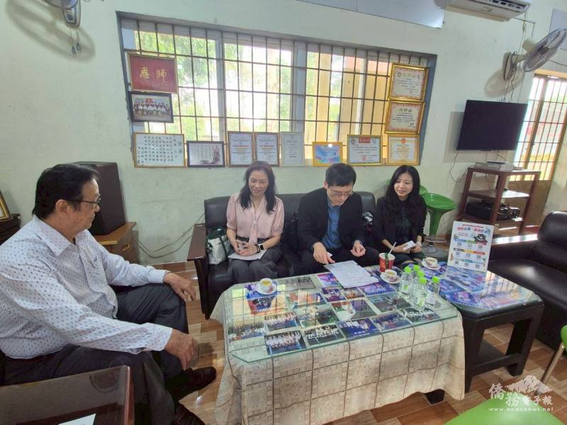 與華校交流，了解教學與經營情形，同時介紹全球華文網教材資源。