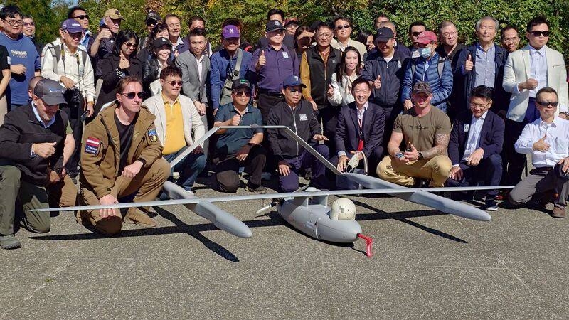 台灣彩光科技11日在嘉義縣布袋遊艇港展示美國長航程垂直起降無人機，吸引部分政府官員、無人機製造與研發業者與會