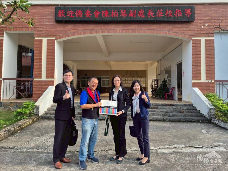 致贈謝禮及合影。