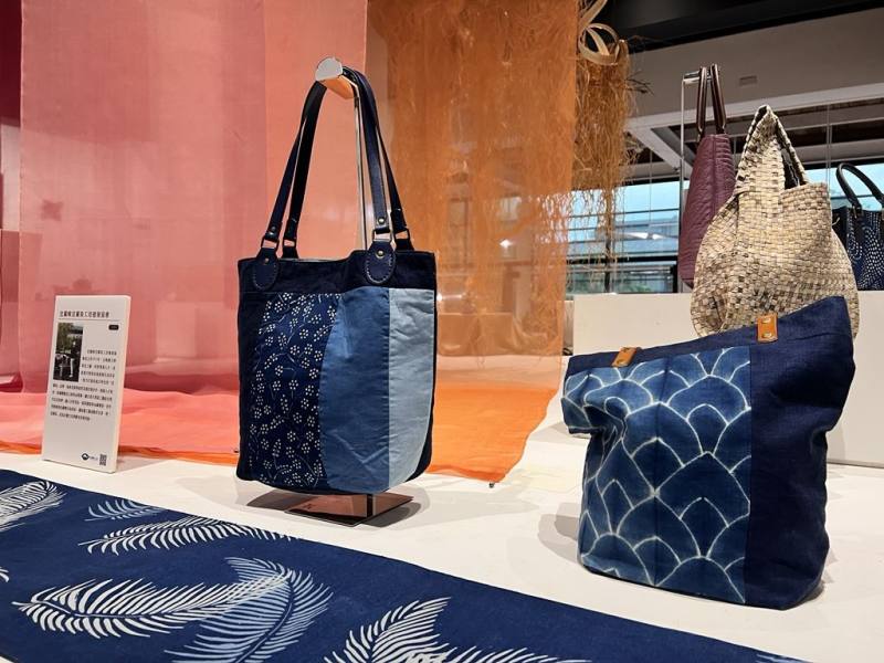 「水」象徵流動與滋養，圖為宜蘭染工坊發展協會作品，透過天然染料、自然材料與多媒材應用，呈現色彩於布料間流淌、交織的生命韻律。
