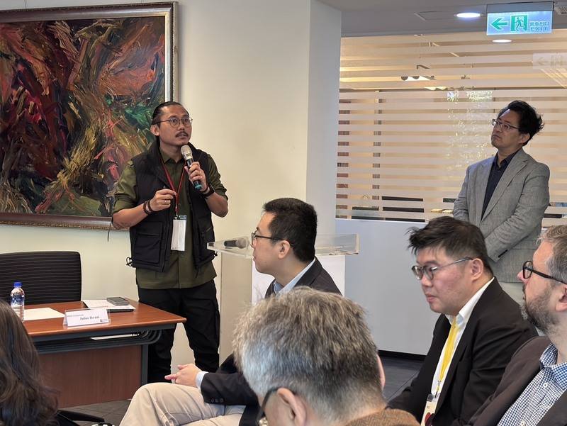 台灣民主基金會11日舉辦亞洲民主人權獎得主座談，「印尼法律援助與人權協會」（PBHI）主席伊布拉尼（Julius Ibrani）（左）表示，應處來自政府壓力必須建構「與人民站在一起」的論述