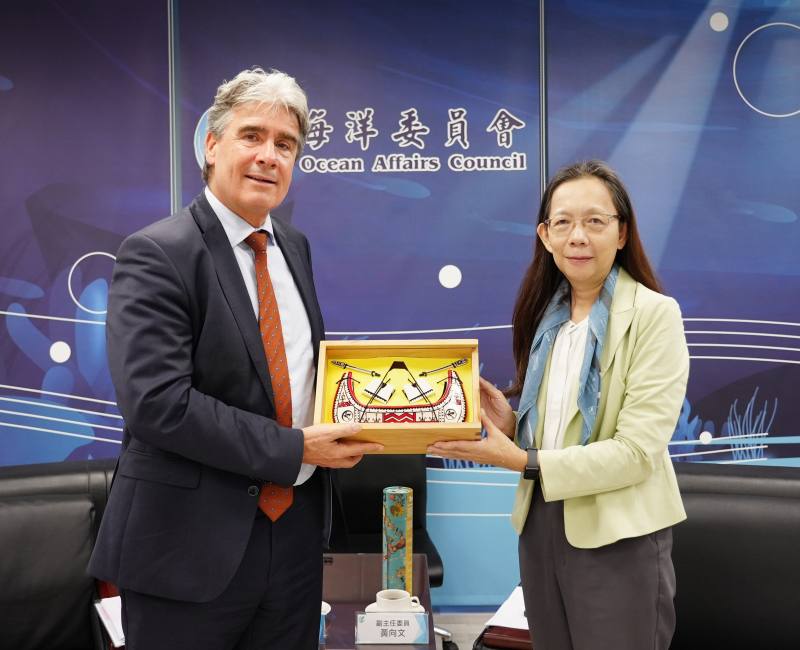 黃副主委致贈禮品予浦樂施代表