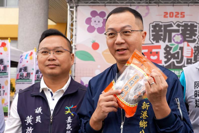 嘉義縣新港鄉長葉孟龍（右）11日表示，鄉民代表會已三讀通過，2026年春節前將普發新台幣3000元振興經濟金給每名鄉民。（新港鄉公所提供）