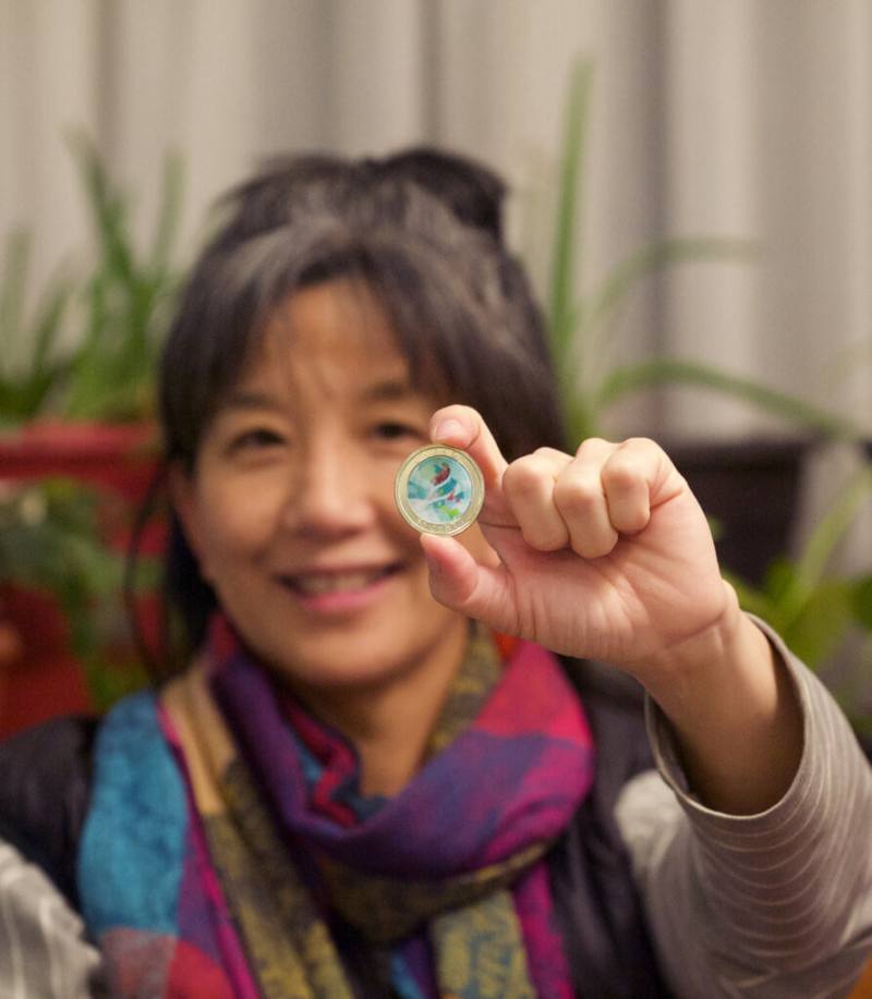 陳思寧開心地展示她設計的「奇趣假日樹－立體硬幣」 ，很榮幸被加拿大皇家鑄幣廠選中做為2025年耶誕紀念幣。（陳思寧提供）