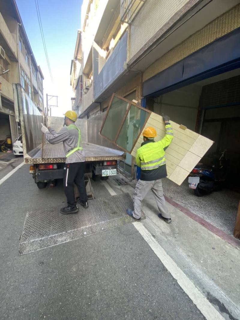 年關將至，民眾開始陸續清運家中大型垃圾，彰化縣環保局指出，清潔隊以往協助清運都以車計價，114年新增以件計價及隨袋計價，讓收費方式更貼近民眾。（彰化縣政府提供）