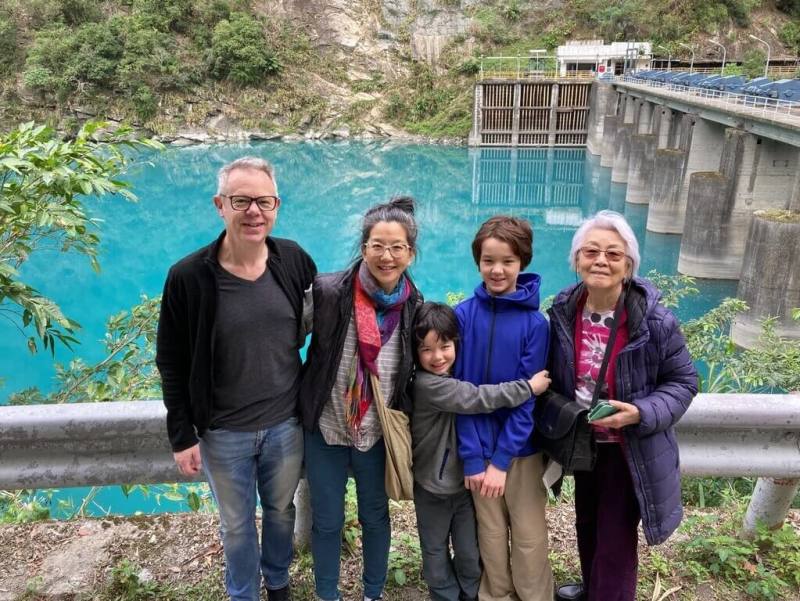 陳思寧（左2）說母親（右1）對她影響很大，讓她在加拿大和台灣兩種文化下兼容並蓄地長大。她的丈夫（左1）和兩個孩子也都非常喜歡台灣。（陳思寧提供）